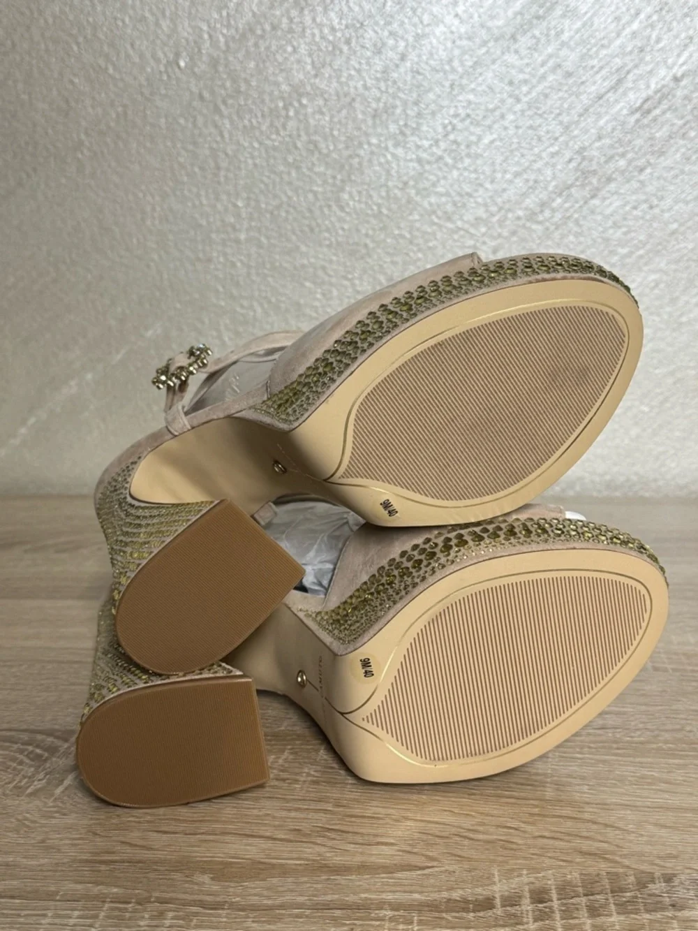 Vince Camuto Inna 9M Platform Jewel Embellishment Sandal Champagne Suede